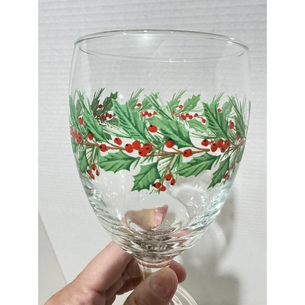 Set of 4 Christmas Holly and Berry Wreath Wine Glasses Holiday Stemware 7 inch